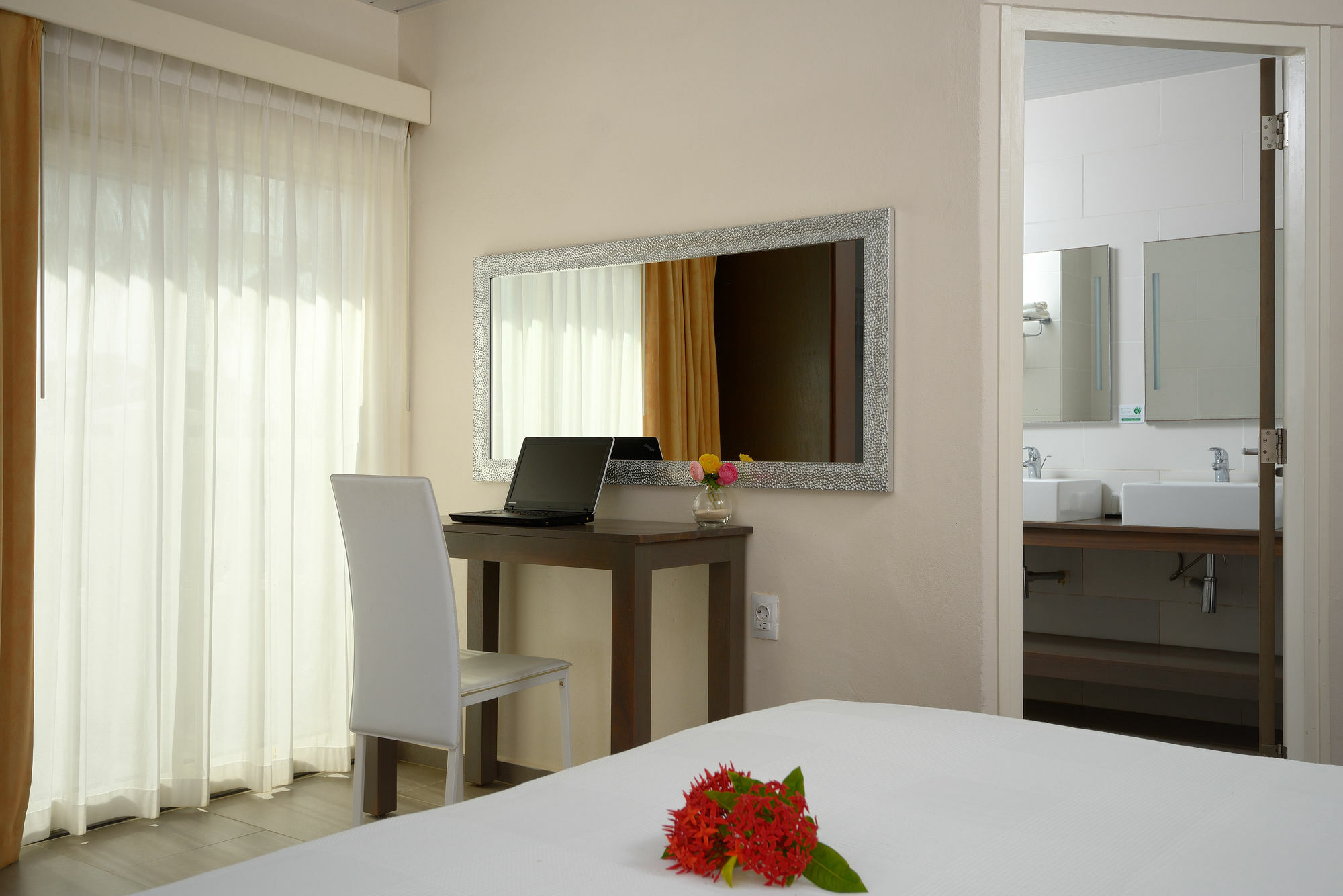Belmar Oceanfront Apartments Bonaire Bagian luar foto
